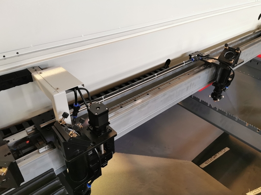 Máy cắt Laser CO2 Mitsubishi Servo 18000mm / phút
